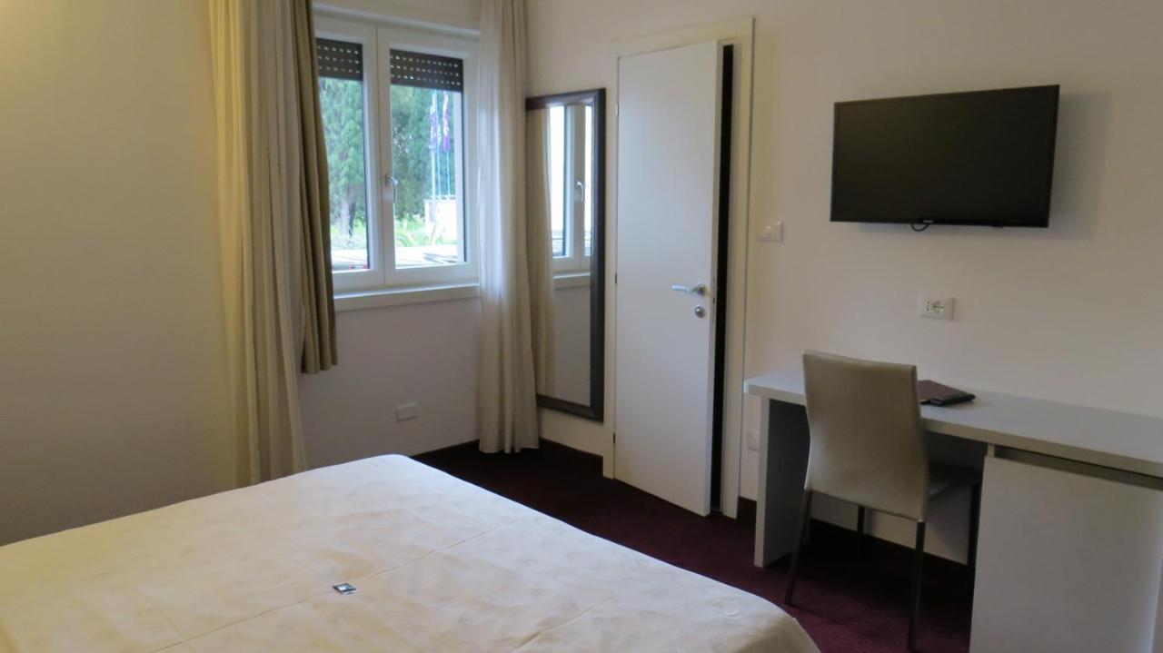 Hotel Villa Claudia Torbole Sul Garda Exterior foto